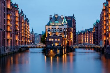 Wasserschloss in der Speicherstadt; aufgenommen von der Poggenmühlenbrücke; links: Holländischbrookfleetbrücke, rechts: Wandrahmsfleetbrücke